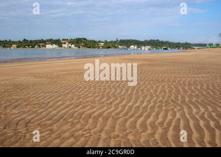 Blick auf Santa Cruz, wo der Fluss Piraquê-Açu auf das Atlantische Meer in Aracruz, Espírito Santo, Brasilien trifft Stockfoto