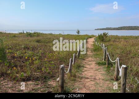 Blick auf Santa Cruz, wo der Fluss Piraquê-Açu auf das Atlantische Meer in Aracruz, Espírito Santo, Brasilien trifft Stockfoto