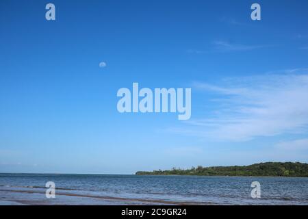 Blick auf Santa Cruz, wo der Fluss Piraquê-Açu auf das Atlantische Meer in Aracruz, Espírito Santo, Brasilien trifft Stockfoto