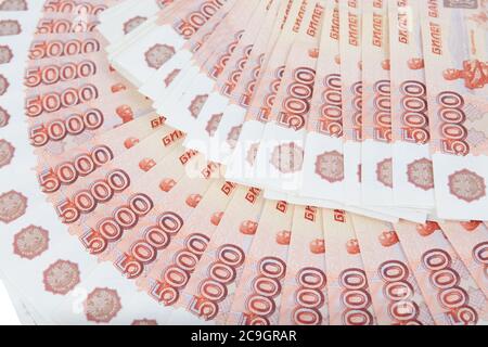 Ein Bündel von Banknoten von fünftausend Rubel auf weißem Hintergrund Stockfoto