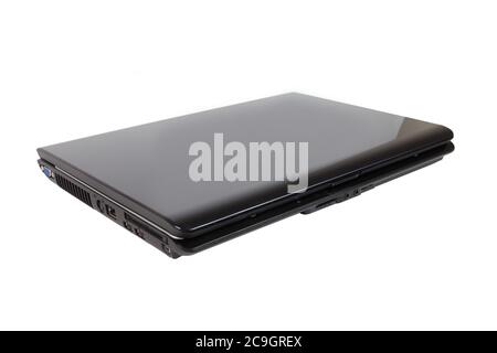 Schwarz glänzendes Notebook mit geschlossenem Bildschirm auf weißem Hintergrund Stockfoto