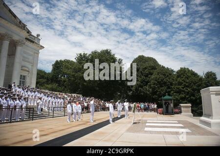 Kommandant der japanischen Trainingsschürze legt einen Kranz am Grab des unbekannten Soldaten in der Arlington National Cemtery (28047355510). Stockfoto