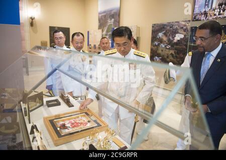 Kommandant der japanischen Trainingsschürze legt einen Kranz am Grab des unbekannten Soldaten in der Arlington National Cemtery (28250790471). Stockfoto