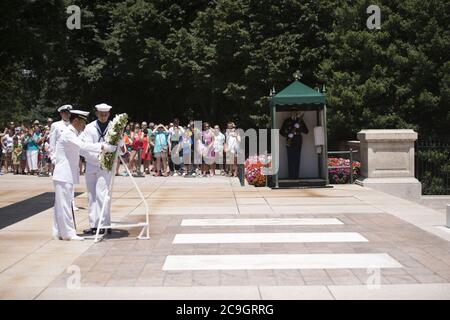 Kommandant der japanischen Trainingsschürze legt einen Kranz am Grab des unbekannten Soldaten in der Arlington National Cemtery (27713338403). Stockfoto