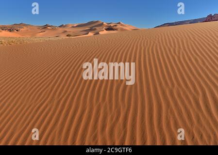 TADRART ROUGE, ALGERIEN. SAHARA-WÜSTE. ZINN MERZOUGA UND MOUL N AGA WÜSTENDÜNEN UND SANDMUSTER. Stockfoto