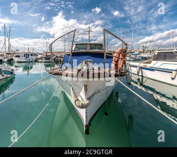 Bug eines alten und ruinierten Bootes, angedockt an einem Hafenpier, Weitwinkel Stockfoto