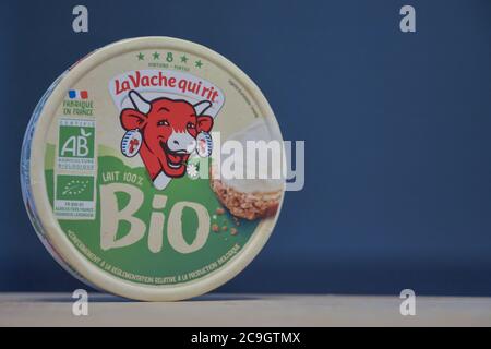 ANTWERPEN, BELGIEN - 11. Nov 2019: Llustrative Editorial: The Laughing Cow (französisch: La vache qui rit) ist eine Marke von verarbeiteten Käseprodukten von Fr. Stockfoto