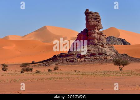 TADRART ROUGE, ALGERIEN. SAHARA-WÜSTE. ZINN MERZOUGA UND MOUL N AGA WÜSTENDÜNEN UND SANDMUSTER. Stockfoto