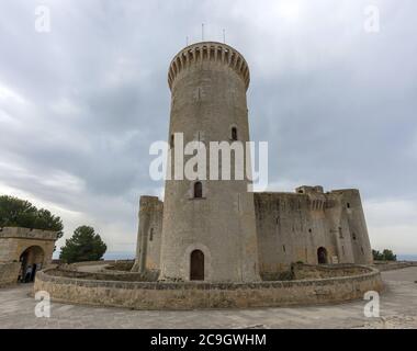 Imposante Aussicht von unten Bellver Burgturm, Mallorca Spanien Stockfoto