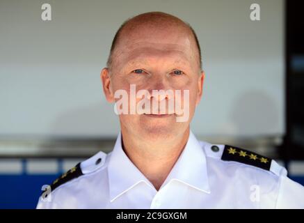 Michendorf, Deutschland. Juli 2020. Karsten Schiewe, Polizeichef und amtierender Leiter des Polizeidezernats Brandenburg-West, ist während der Verkehrssicherheitskampagne "lieber sicher. Liebe live.' auf dem Gelände der Raststätte Michendorf-Nord. Quelle: Soeren Stache/dpa-Zentralbild/ZB/dpa/Alamy Live News Stockfoto