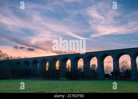 Sonnenuntergang über dem Viadukt von Chappel in Essex, Großbritannien Stockfoto