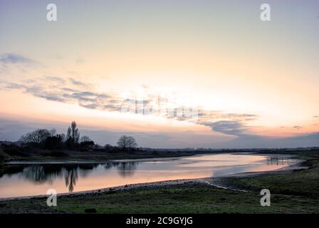 Sonnenuntergang über dem Fluss Stour an der Grenze zu Suffolk/Essex, Großbritannien Stockfoto