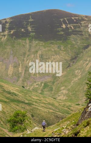 Retirement Image eines aktiven Senior-Mannes Wandern in der schottischen Landschaft Stockfoto