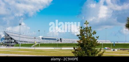 Weltberühmter Daytona International Speedway an einem bewölkten Tag in Daytona Beach. Florida, USA Stockfoto