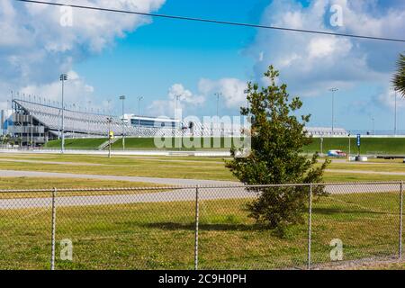 Weltberühmter Daytona International Speedway an einem bewölkten Tag in Daytona Beach. Florida, USA Stockfoto