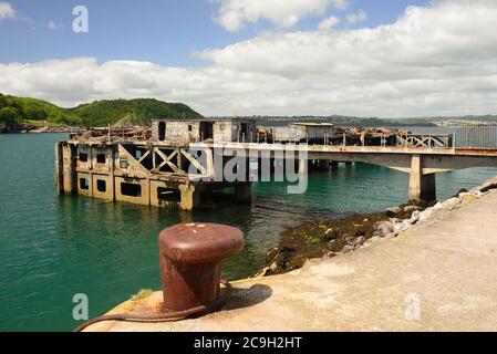 Alte verlassene Ölmole im Hafen von Brixham, jetzt eine unsichere Struktur. Stockfoto