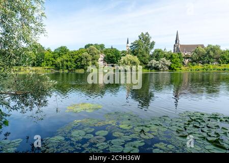 Landschaftlich schöner Blick auf Hespeler Village vom Ufer des Speed River in der Stadt Cambridge, Ontario, Kanada Stockfoto