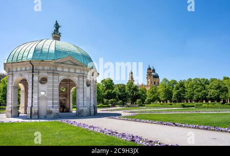 Diana-Tempel im Hofgarten und Theatinerkirche, Altstadt, München, Oberbayern, Bayern Stockfoto