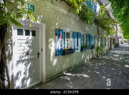 Altes Haus mit blauen Fensterläden, historische Hostelhäuser, Preysingstrasse, Haidhausen, München, Bayern, Deutschland Stockfoto