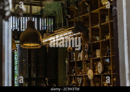 Bangkok, Thailand - Jun 26, 2020 : Vintage Interior Design House. Dekoration von hölzernen Wandregalen und alten Lampen. Kein Fokus, speziell. Stockfoto