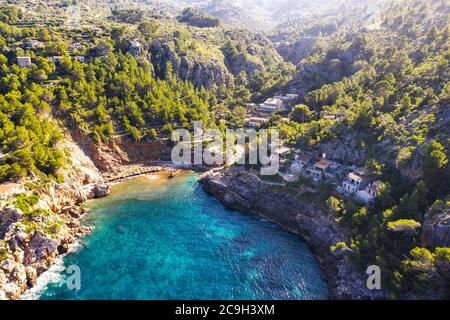 Cala Deia, in der Nähe von Deia, Serra de Tramuntana, Drohnenaufnahme, Mallorca, Balearen, Spanien Stockfoto