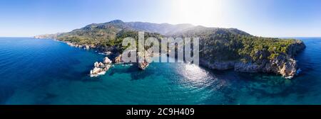 Panorama der Küste rund um Cala Deia, bei Deia, Serra de Tramuntana, Drohnenbild, Mallorca, Balearen, Spanien Stockfoto