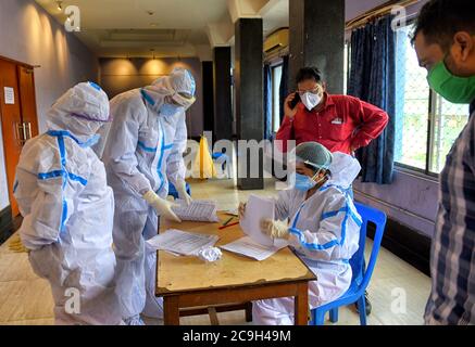 Kalkutta, Indien. Juli 2020. Mitarbeiter des Gesundheitswesens werden die Covid19 Antigen Test Kits überprüfen und einen Bericht für die positiven Patienten im Testzentrum von Kalkutta vorbereiten.Kalkata hat den Rapid Antigen Test mit Test Kit gestartet, um das Covid Testergebnis innerhalb von 30 Minuten zu schließen, um mehr Coronavirus-Patienten in der Hauptstadt zu erkennen. Kredit: SOPA Images Limited/Alamy Live Nachrichten Stockfoto