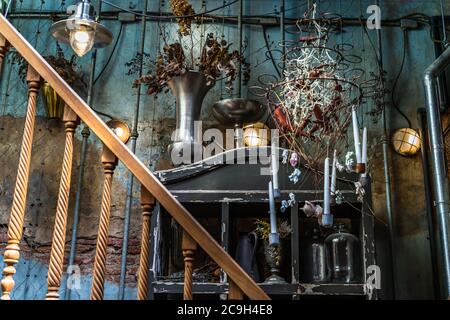 Bangkok, Thailand - Jun 26, 2020 : Innenarchitektur und Dekoration Vintage-Stil mit alten Backsteinmauer und Holztreppe, Lampe und getrockneten Flo dekoriert Stockfoto