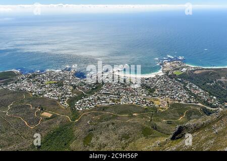 Luftaufnahme von Camps Bay vom Tafelberg, Kapstadt, Südafrika Stockfoto