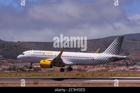 Los Rodeos, Teneriffa/Kanarische Inseln; Juli 24 2020: Vueling Airbus A320-271N, Landung, am Flughafen La Laguna Stockfoto