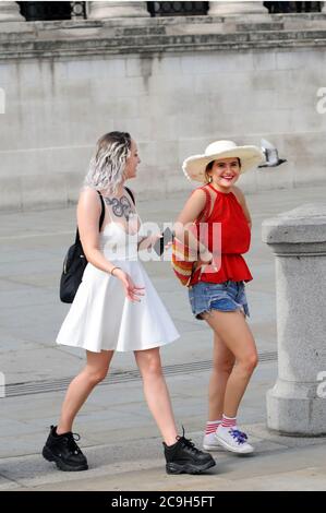 London, Großbritannien. Juli 2020. Die Leute genießen den heißesten Tag des Jahres am Trafalgar Square. Kredit: JOHNNY ARMSTEAD/Alamy Live Nachrichten Stockfoto