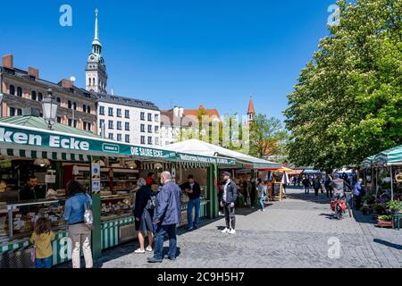 Viktualienmarkt mit Marktständen, im hinteren Turm der Peterskirche, München, Bayern, Deutschland Stockfoto