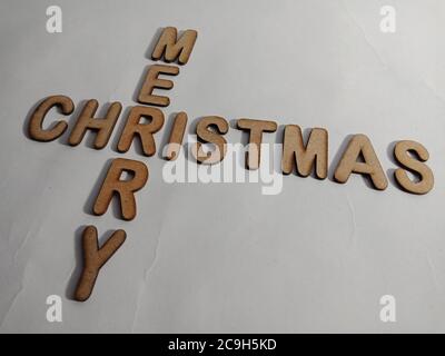 frohe Weihnachten Wort präsentiert mit Holzbuchstaben Kunst auf Kreuztext Konzept. Stockfoto