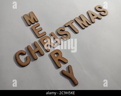 frohe Weihnachten Wort präsentiert mit Holzbuchstaben Kunst auf Kreuztext Konzept. Stockfoto