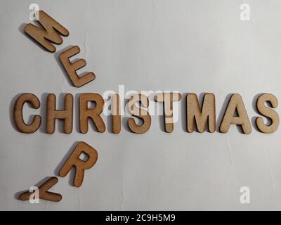 frohe Weihnachten Wort präsentiert mit Holzbuchstaben Kunst auf Kreuztext Konzept. Stockfoto