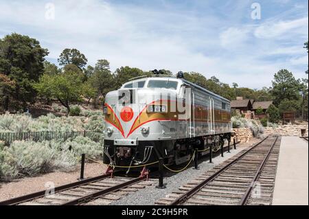 Historische Diesellokomotive, ALCO FPA-4 der Grand Canyon Railway, Train Depot, Grand Canyon Village, Grand Canyon National Park, Arizona, USA Stockfoto