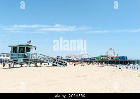 Baywatch, Strand mit Rettungsschwimmerturm, Pier, Santa Monica Beach, Los Angeles County, Kalifornien, USA Stockfoto