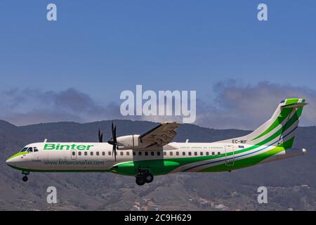 Los Rodeos, Teneriffa/Kanarische Inseln; Juli 24 2020: Binter ATR-72-600, Landung, am Flughafen La Laguna Stockfoto