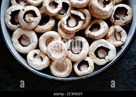 Nahaufnahme von frischen Pilzen, die zum Kochen bereit sind. Zubereitung von Speisen. Stockfoto