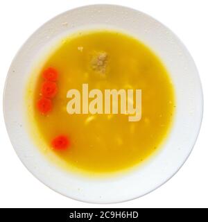 Traditionelle katalanische Fleisch- und Gemüsesuppe Escudella in weißem Teller. Isoliert auf weißem Hintergrund Stockfoto