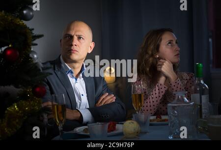 Junge frustrierte Mann und Frau, die Probleme in der Beziehung, ignorieren einander in der Weihnachtsnacht Stockfoto