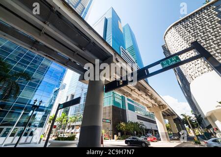 Wolkenkratzer und Einschienenbahn in Downtown Miami. Südflorida, USA Stockfoto