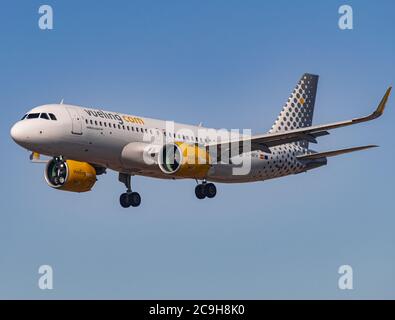 Los Rodeos, Teneriffa/Kanarische Inseln; Juli 24 2020: Vueling Airbus A320-271N, Landung, am Flughafen La Laguna Stockfoto