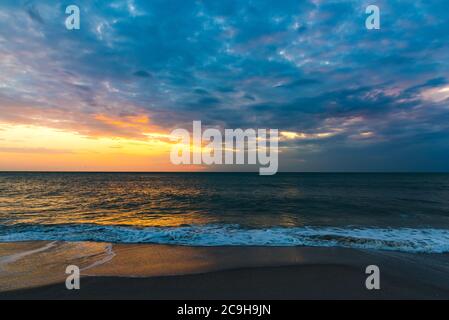 Dunkle Wolken über dem Meer in Neapel bei Sonnenuntergang. Florida, USA Stockfoto