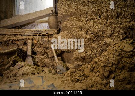 Reihe von schmutzigen Kunst und Handwerk sculpting Tools auf Holztisch im Keramikatelier Stockfoto