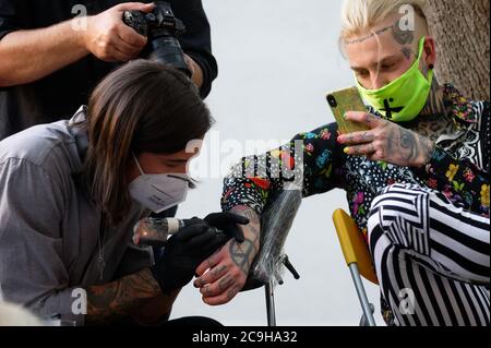 Köln, Deutschland. Juli 2020. Zur Eröffnung seiner Ausstellung 'Sturm' hat der Künstler Alexander Höller das Wort Sturm tätowiert. Quelle: Henning Kaiser/dpa/Alamy Live News Stockfoto