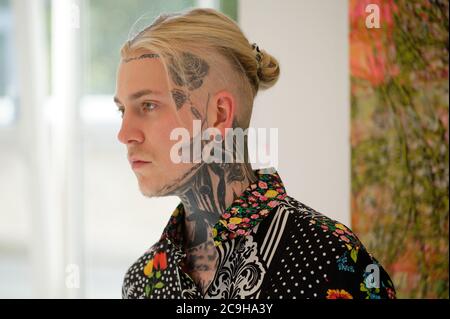 Köln, Deutschland. Juli 2020. Zur Eröffnung seiner Ausstellung 'Sturm' steht der Künstler Alexander Höller vor dem Gemälde 'Forest 1' von 2020. Quelle: Henning Kaiser/dpa/Alamy Live News Stockfoto