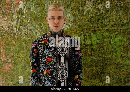 Köln, Deutschland. Juli 2020. Zur Eröffnung seiner Ausstellung 'Sturm' steht der Künstler Alexander Höller vor dem Gemälde 'Forest 1' von 2020. Quelle: Henning Kaiser/dpa/Alamy Live News Stockfoto