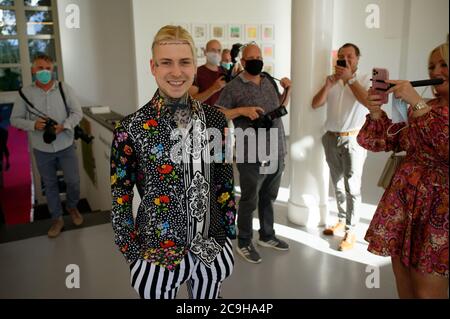 Köln, Deutschland. Juli 2020. Der Künstler Alexander Höller steht im Ausstellungsraum zur Eröffnung seiner Ausstellung 'Sturm'. Quelle: Henning Kaiser/dpa/Alamy Live News Stockfoto