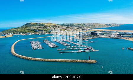 Dartmoor Highland Rinder. Dieses schöne Tier, das auf Dartmoor, Devon, berühmt ist, hat riesige Hörner und langes Fell. Dies ist ein scharfes Bild, das zeigt. Stockfoto